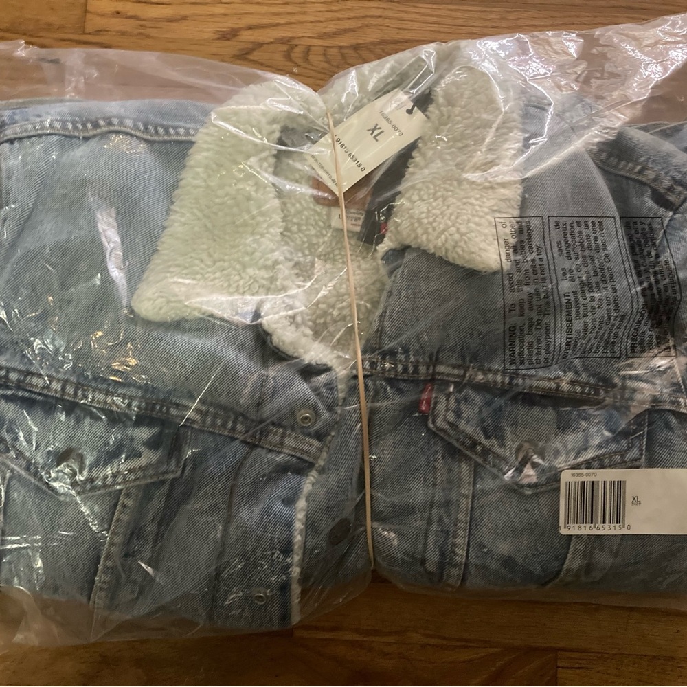 Men’s XL Levi's Light Blue Denim Jacket with White Sherpa